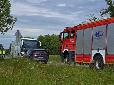 Wypadek autokaru z wycieczką szkolną. Jedna osoba nie żyje (ZDJĘCIA)