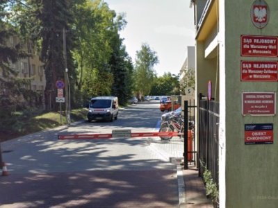 Kierowca wjechał w budynek warszawskiego sądu. Wcześniej doszło do sprzeczki