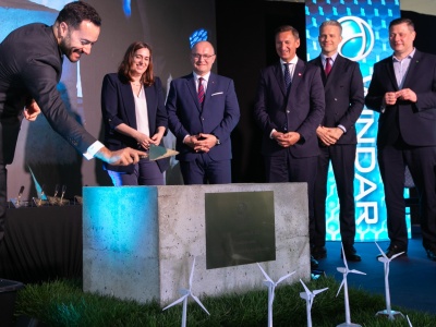 Zaczęła się budowa największej fabryki elementów do morskich farm wiatrowych [ZDJĘCIA]