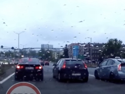 Prius zawinił, ale BMW ukarało Citroena. Drogowa zemsta bywa ślepa