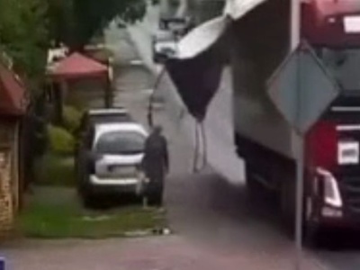 Materiał poderwał się z bocznej ściany naczepy, jeden z pasów ciężko ranił pieszą
