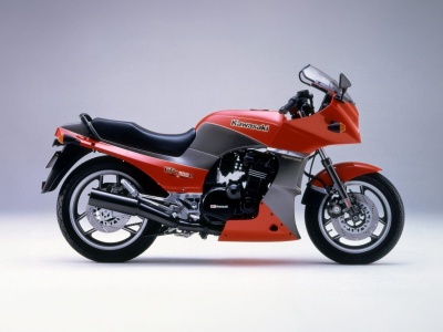 Motolegendy: Kawasaki GPZ 900R Ninja. Gwiazda kina