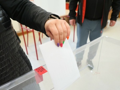 W tych godzinach zagłosujemy w Polsce i na świecie. Są wyjątki od reguły