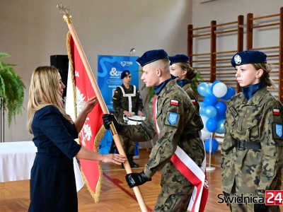 Historyczny moment dla świdnickiego liceum. Szkoła otrzymała sztandar [FOTO]