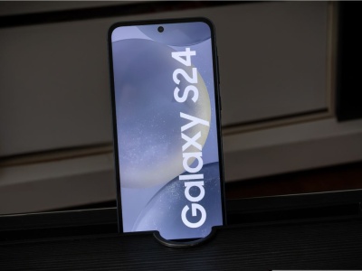 Samsung Galaxy S24 prawie 50% taniej. Dlatego warto kupować telefony rok po premierze