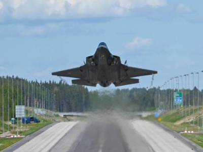 Pierwsze takie manewry w Finlandii. Śmigłowce F-35 na autostradzie