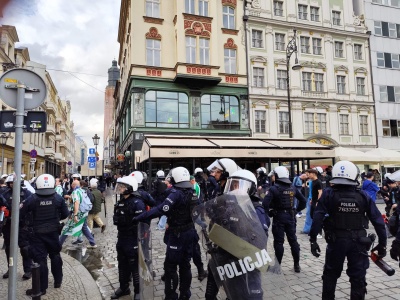 Iskrzy we Wrocławiu. Kibice Chelsea prowokują zamieszki [WIDEO]