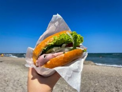 Zamiast podawać z frytkami i surówką, Niemcy upychają rybę w bułce