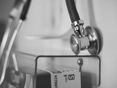 Zgwałcił i molestował 299 pacjentów. Lekarz skazany na 20 lat więzienia