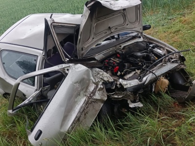 Fiat uderzył w drzewo, kierujący przewieziony do szpitala
