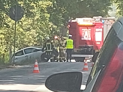 Wypadek w Rudawie. Strażacy musieli użyć narzędzi hydraulicznych, by dostać się do kierowcy