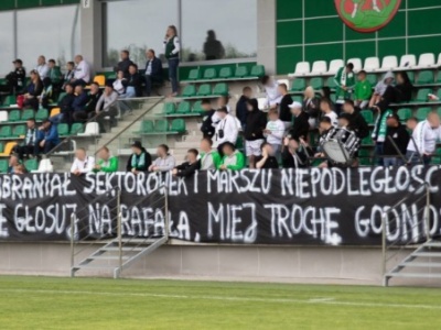 Kibice z Białej bez wątpliwości: Nie głosuj na Rafała, miej trochę godności!