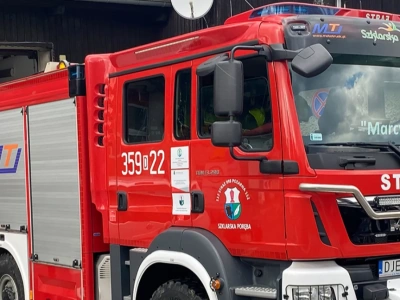Kamień częściowo zablokował krajową „piątkę” między Piechowicami a Szklarską Porębą. Interweniowali strażacy
