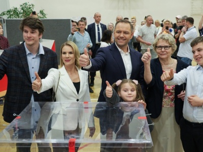Karol Nawrocki już zagłosował. Do lokalu przyszedł z rodziną