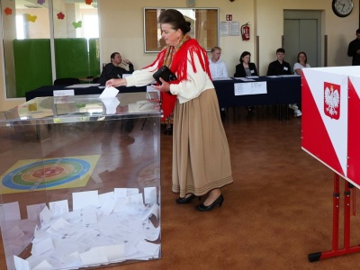 Najwyższa w woj. małopolskim, najniższa w woj. opolskim. Frekwencja na godz. 12