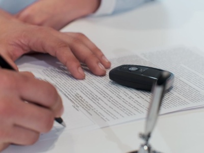 Kupujesz auto? Ten zapis w umowie może cię zrujnować. A sprzedający będzie spał spokojnie