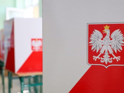 Komisja wyborcza bez polskich flag. W Raciborzu głosowano przy unijnych i niemieckich symbolach