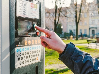 Trik, który pozwala parkować za darmo. Znajdź ten przycisk na parkometrze