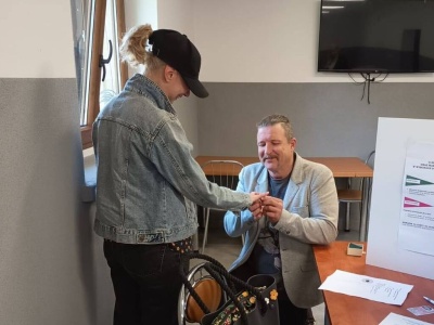 Nietypowa sytuacja w lokalu wyborczym. Mężczyzna padł na kolana
