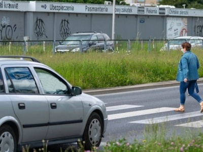 Czy kierowca może ruszyć zanim pieszy zejdzie z przejścia? Warunek jest jeden