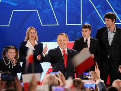 Po wyborach akcje Polski lecą w dół. Reuters: Zagraniczni inwestorzy mogą unikać polskiego rynku