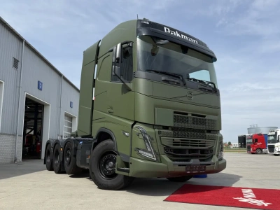 Powojskowe „demo” dla prywatnej firmy – Volvo FH16 650 8×4 w kolorze khaki