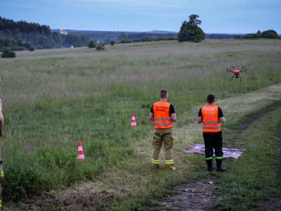 Poszukiwali paralotniarza, który miał awaryjnie lądować w lesie