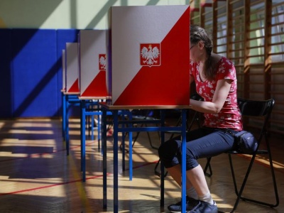 Powyborcza sesja na warszawskiej giełdzie. Fuzja gigantów i krew na akcjach banków
