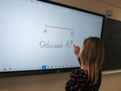 Emerytury dla nauczycieli po waloryzacji. Polonistka będzie dostawać mniej, niż wynosi płaca minimalna