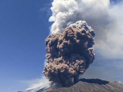 Etna wyrzuca popiół. Turyści uciekają