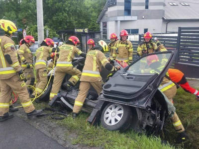 Groźny wypadek pod Krakowem. Kierowca zakleszczony, lądował śmigłowiec LPR