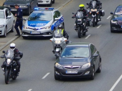 Czy motocyklista może wyprzedzać samochody w korku? Ważny jest jeden aspekt