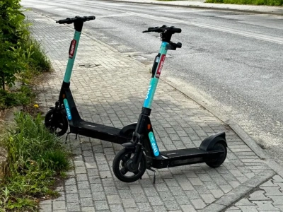 Elektryczne hulajnogi na środku chodnika