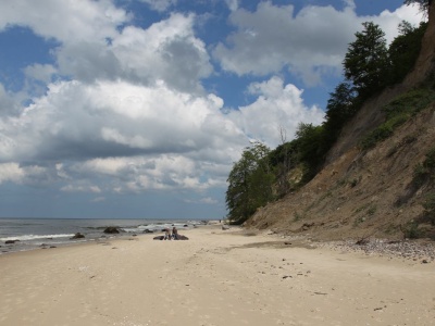 Tajemnicze kosze na polskich plażach. Nie zbliżaj się pod żadnym pozorem. To ważna 