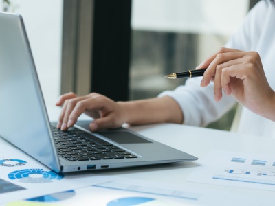 Decyzje finansowe w asyście AI? Kobiety widzą to inaczej niż mężczyźni