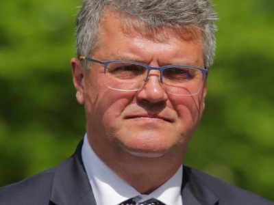 Zarobki europosła rozpływają się w powietrzu. Co Maciej Wąsik robi ze swoimi pienięd…