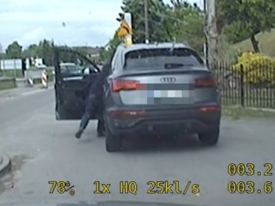 Policjanci zatrzymali audi do kontroli. Kierowca usłuchał, ale jego audi nie. Zaczęło uciekać