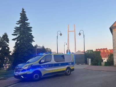 Dziecko leżało w zamkniętym samochodzie i nie reagowało. Interweniował przechodzień