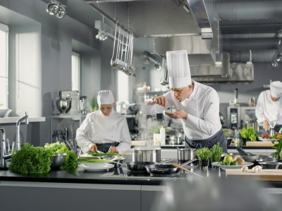 Systemowa przemoc we francuskiej gastronomii. Co ujawniła książka dziennikarki?