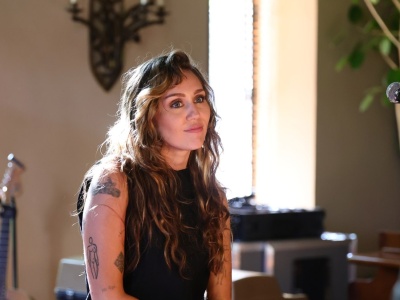 Miley Cyrus przed kultowym Carlyle Hotel. Wyszła z auta i się zaczęło.