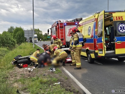Skoda zderzyła się z motocyklistą. Lądował śmigłowiec LPR