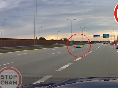 Szok na autostradzie A1. To wylądowało na środku jezdni. Nagranie podbija sieć
