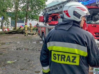 Zerwane dachy i przewrócone drzewa. Burze przeszły nad Polską
