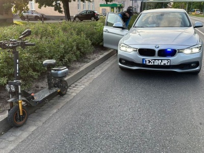 Grudziądz: policjanci z grupy SPEED złapali nicponia, który jechał hulajnogą 55 km/h