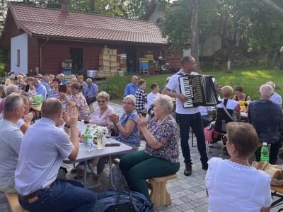 Smaki regionu, modlitwa i muzyka z akordeonem – słuchacze RDN świętowali 'czerwcówkę” u stóp Kokocza