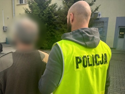 63-latek podpalił trzy auta i budynek gospodarczy. Straty przekroczyły 150 tys. zł