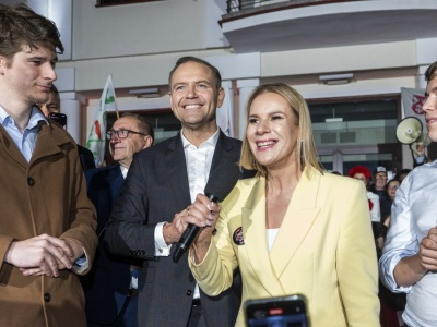 Marta Nawrocka w modnym garniturze. Kolor to alternatywa dla bieli