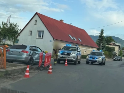 Miłków : Po zderzeniu jedno z aut wylądowało na barierkach