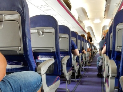 Pilot wskazał najbezpieczniejsze miejsca w samolocie. Gdzie się znajdują?