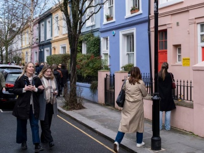 Przemalowują słynne domy w Notting Hill na czarno. Mieszkańcy mają dość influencerów